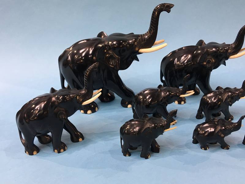 A set of nine graduating carved elephants - Image 2 of 3