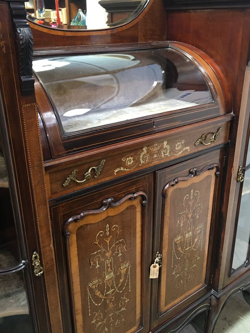 An Edwardian mahogany 'Sheraton' design mirror back display cabinet, 153cm wide - Image 3 of 3