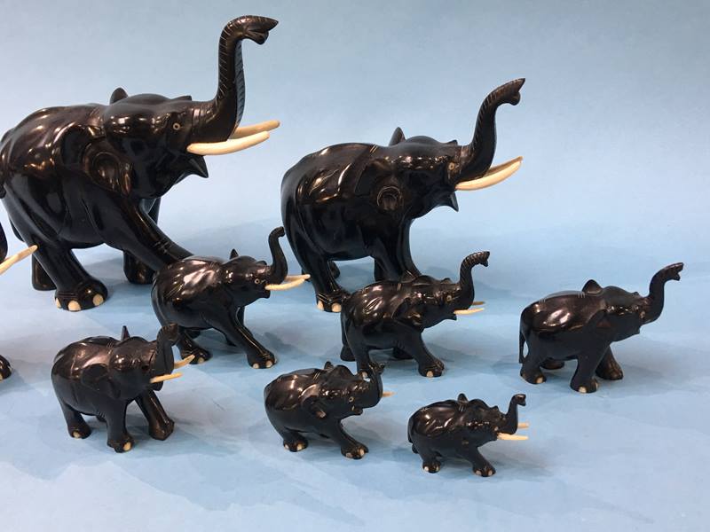 A set of nine graduating carved elephants - Image 3 of 3