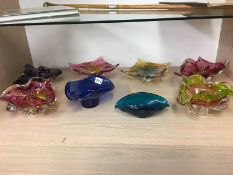 Eight pieces of coloured glassware