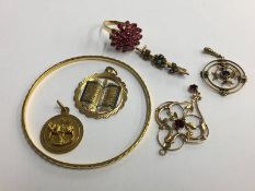 Quantity of assorted gold coloured jewellery