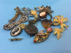 Quantity of assorted silver and costume jewellery