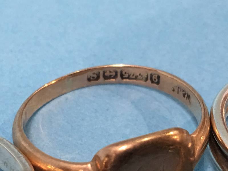 A 9ct gold signet ring and five others - Image 3 of 5