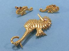 An 18ct brooch modelled as a Seahorse with diamond eye and matching earrings, 9.6g