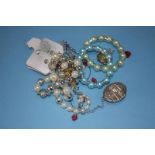 Bag of assorted costume jewellery