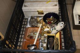 Tray of assorted, including costume jewellery