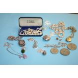 Bag of assorted jewellery