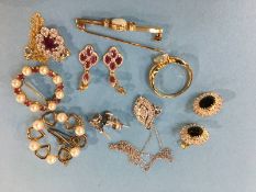 Bag of assorted dress jewellery, some 9ct