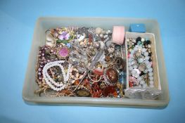 Tray of costume jewellery