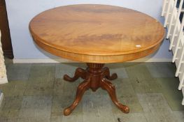 A Victorian style mahogany circular dining table