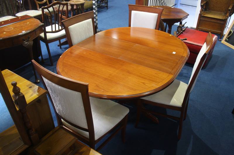 Oval extending dining table and four chairs - Image 2 of 2
