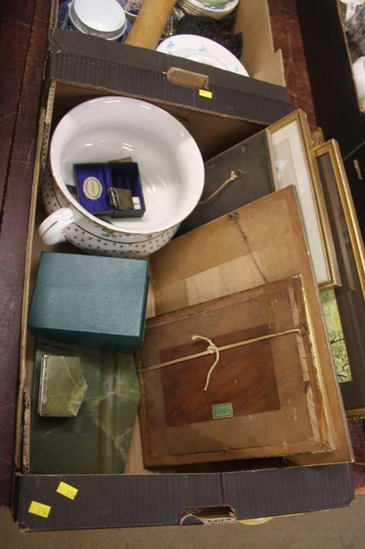 Two trays; assorted prints and china - Bild 2 aus 3