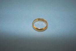 An 18ct gold wedding band, size 'M', weight 6.7 grams