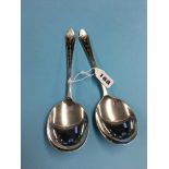A pair of Sheffield silver spoons, 5.4oz / 169 grams