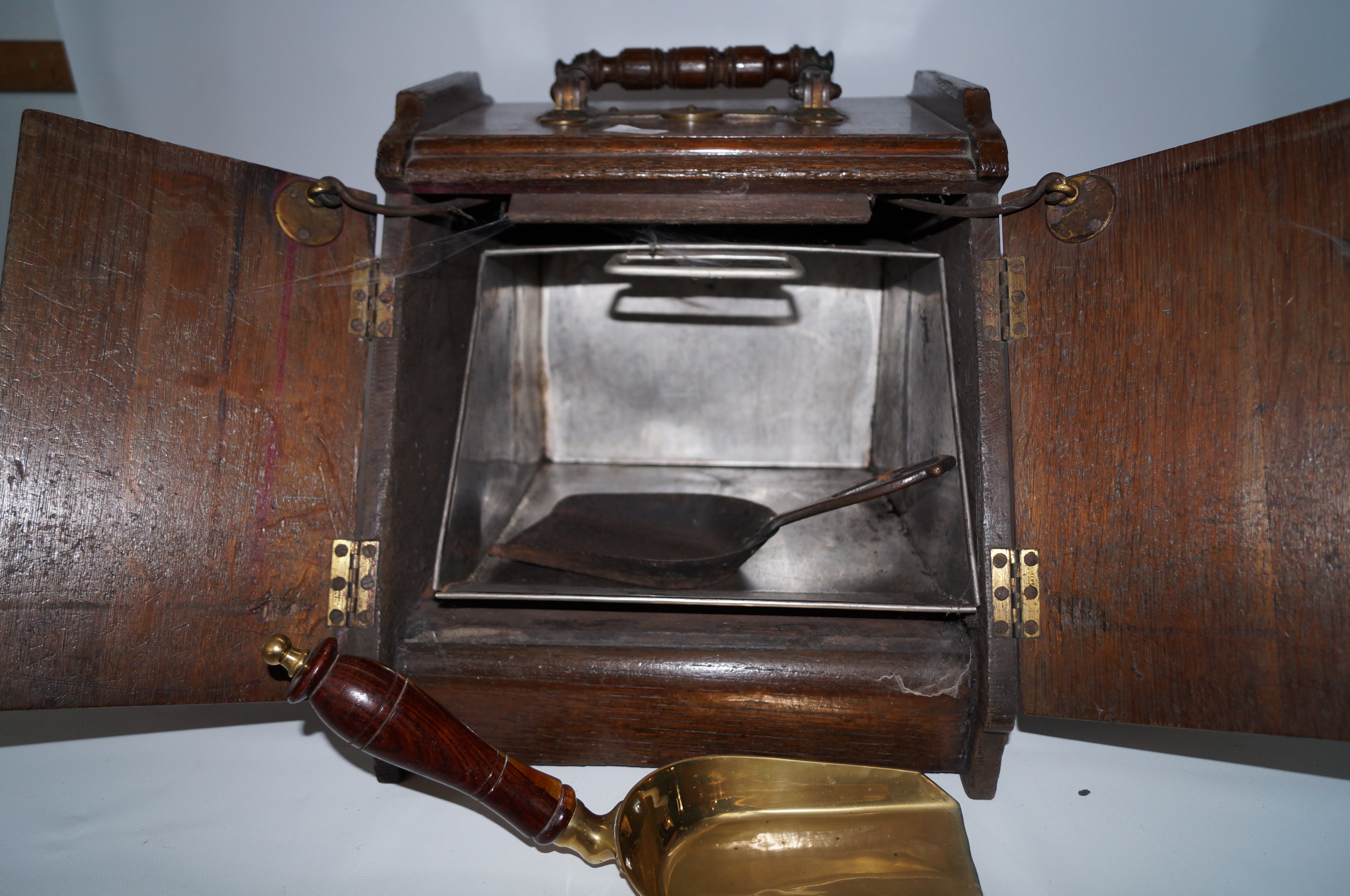 Oak coal scuttle with mechanical door opening hand - Image 2 of 2