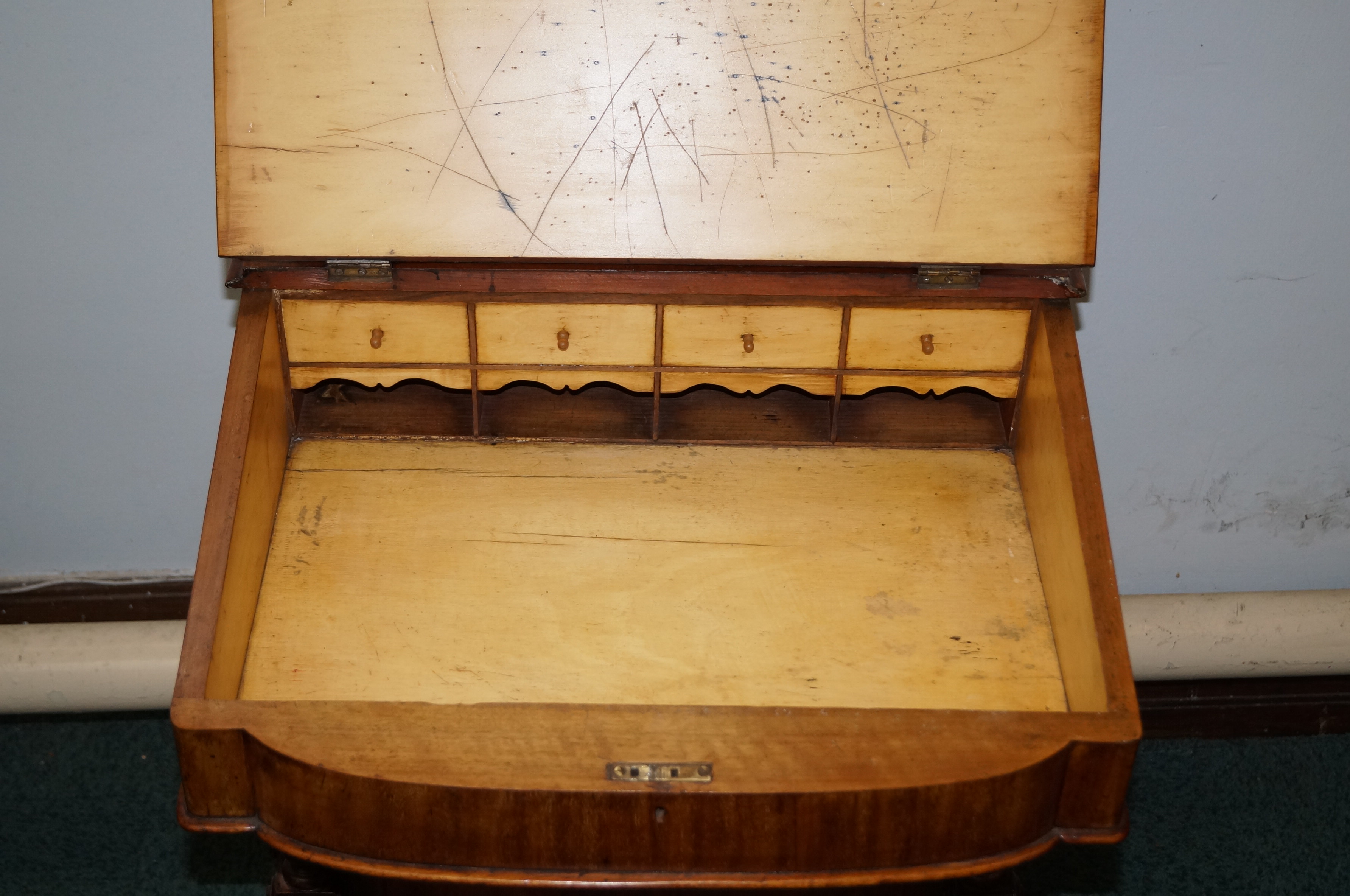 Victorian walnut Davenport, hinged stationary comp - Image 3 of 3