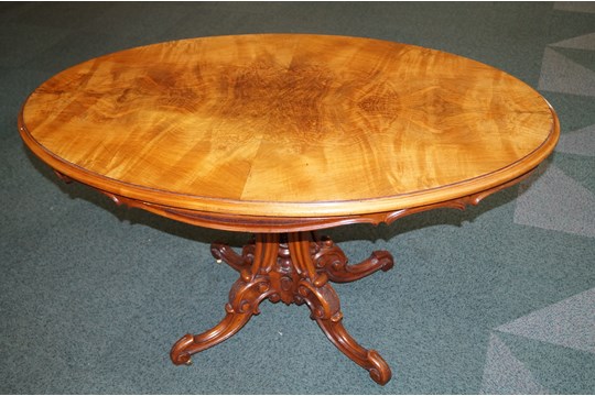 Victorian walnut tilt-top table, scolled supports