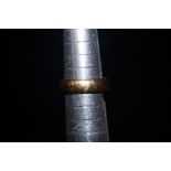 18ct gold wedding band Size L total weight 5 grams