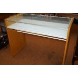 Dealers display case with hinged lift