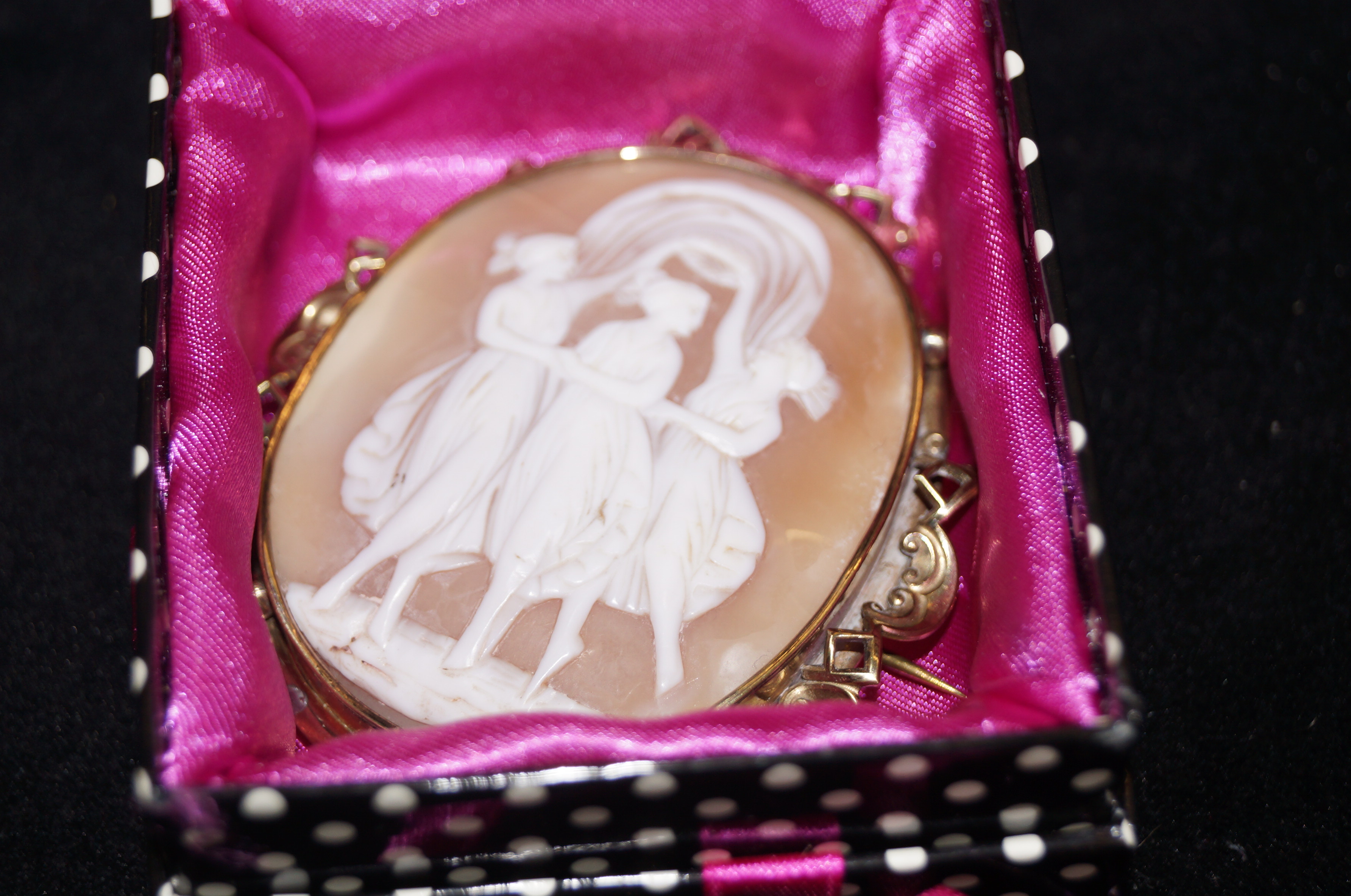 Piwch-beck cameo The 3 graces brooch