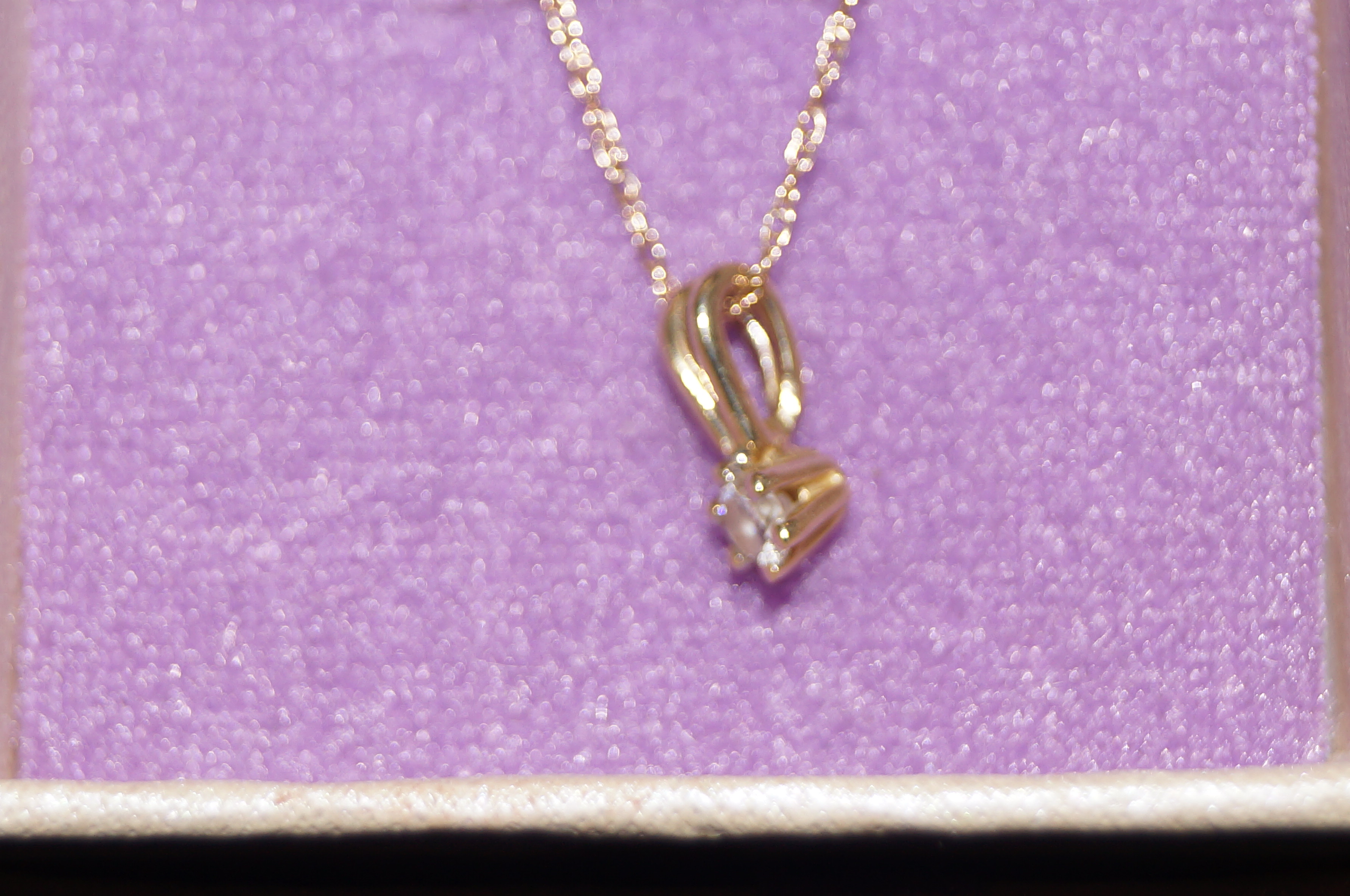 14 ct Gold chain & pendant (possibly diamond)