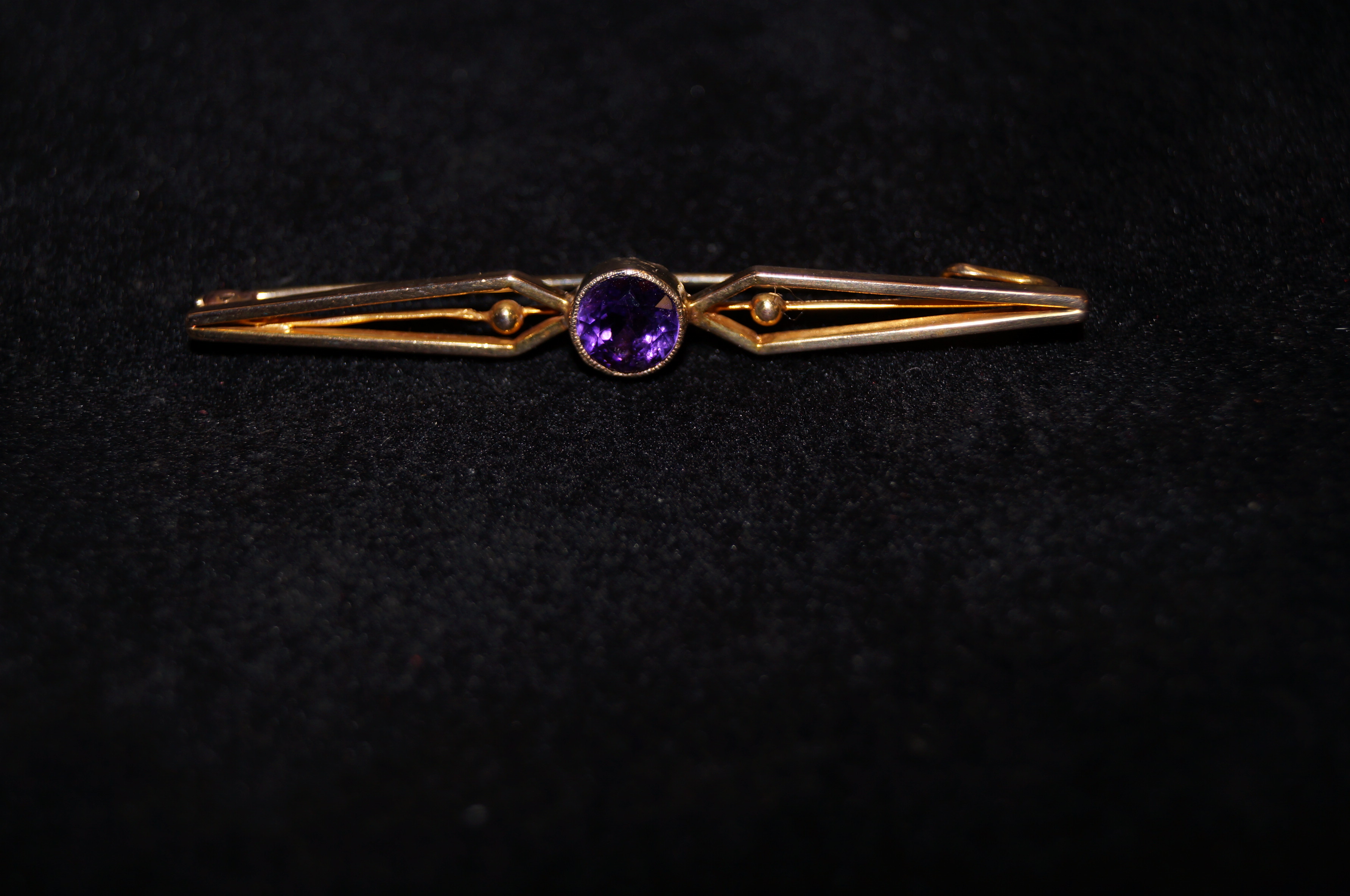 9ct Gold pin brooch set with central amethyst