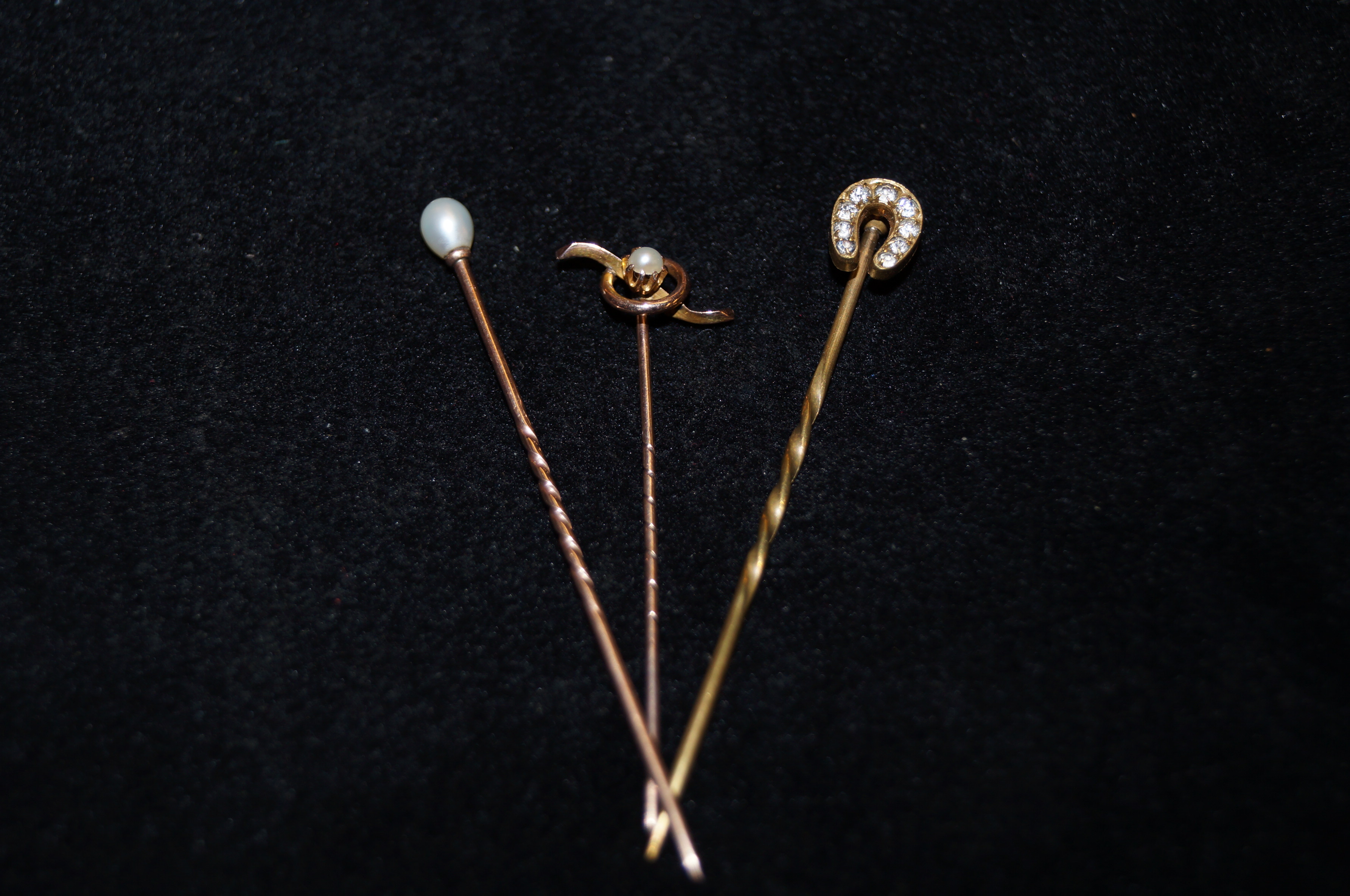 3 9ct Gold hat pins 2 set with pearls Total Weight