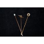 3 9ct Gold hat pins 2 set with pearls Total Weight