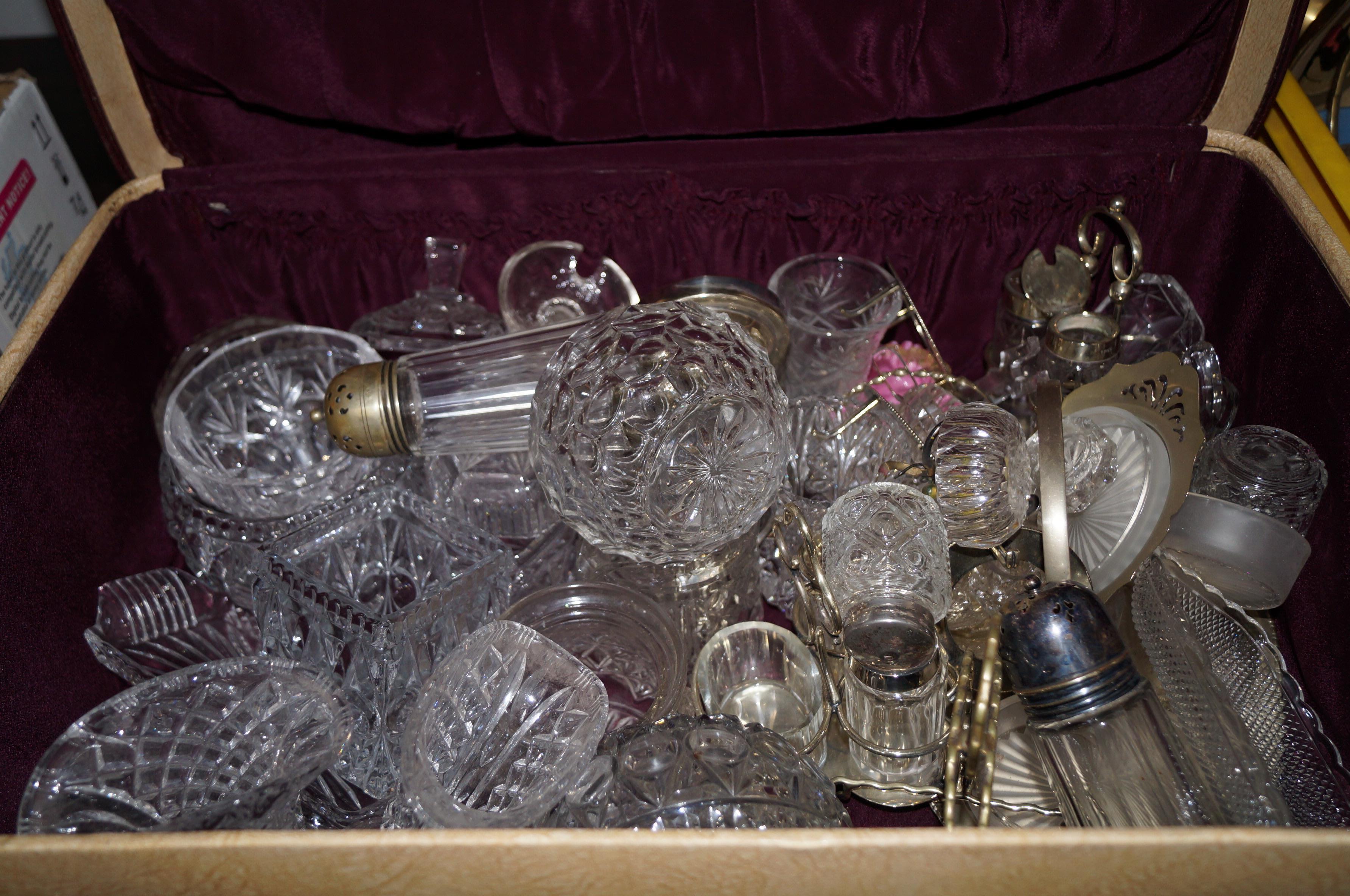 Vintage case to include a large collection of glas