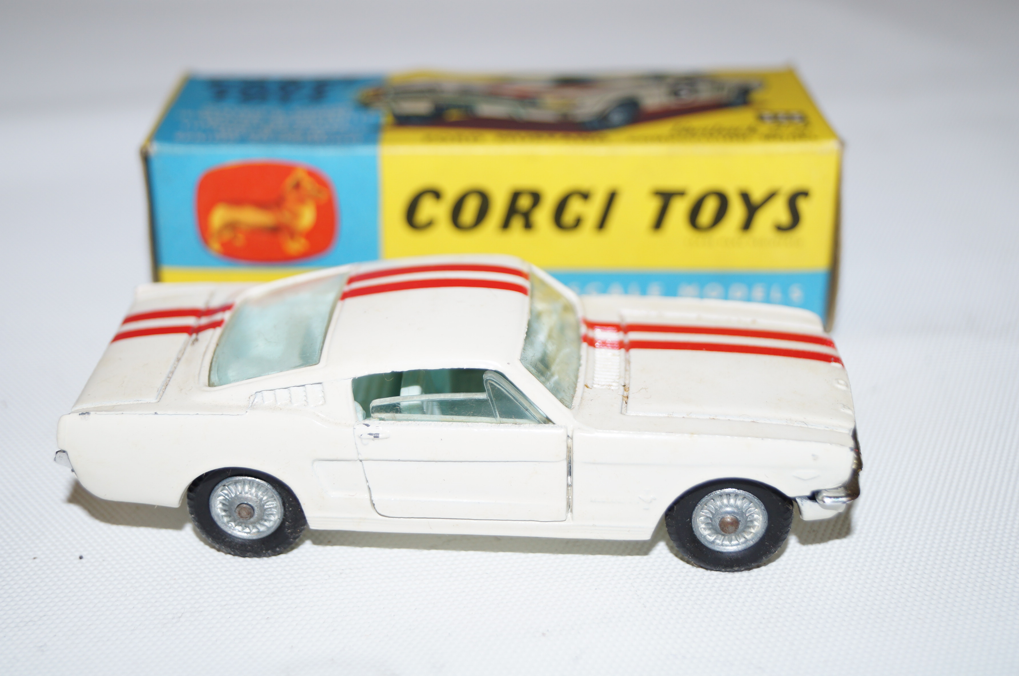 Corgi 325 Ford mustang fastback (2 plus 2)