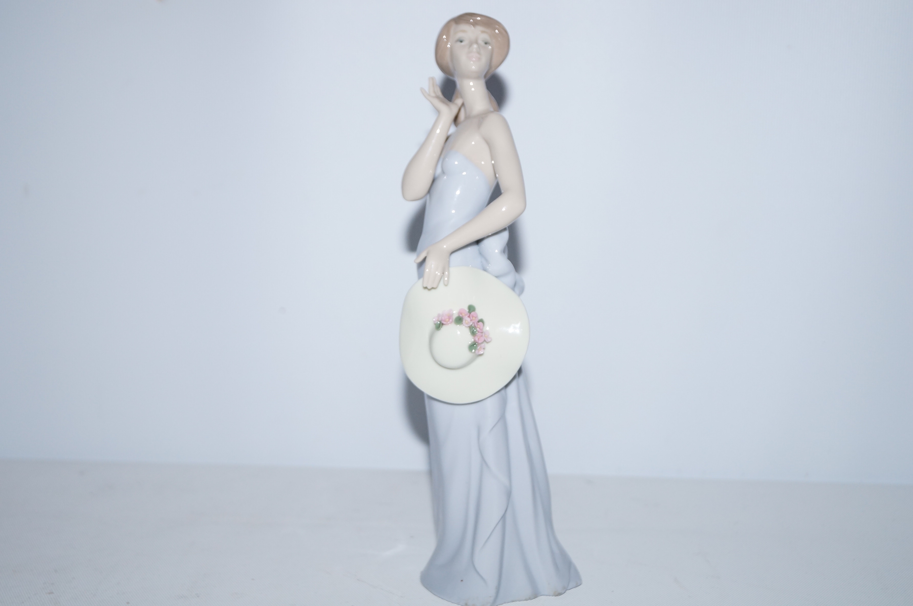 Lldaro figure of a lady with box Height 22 cm