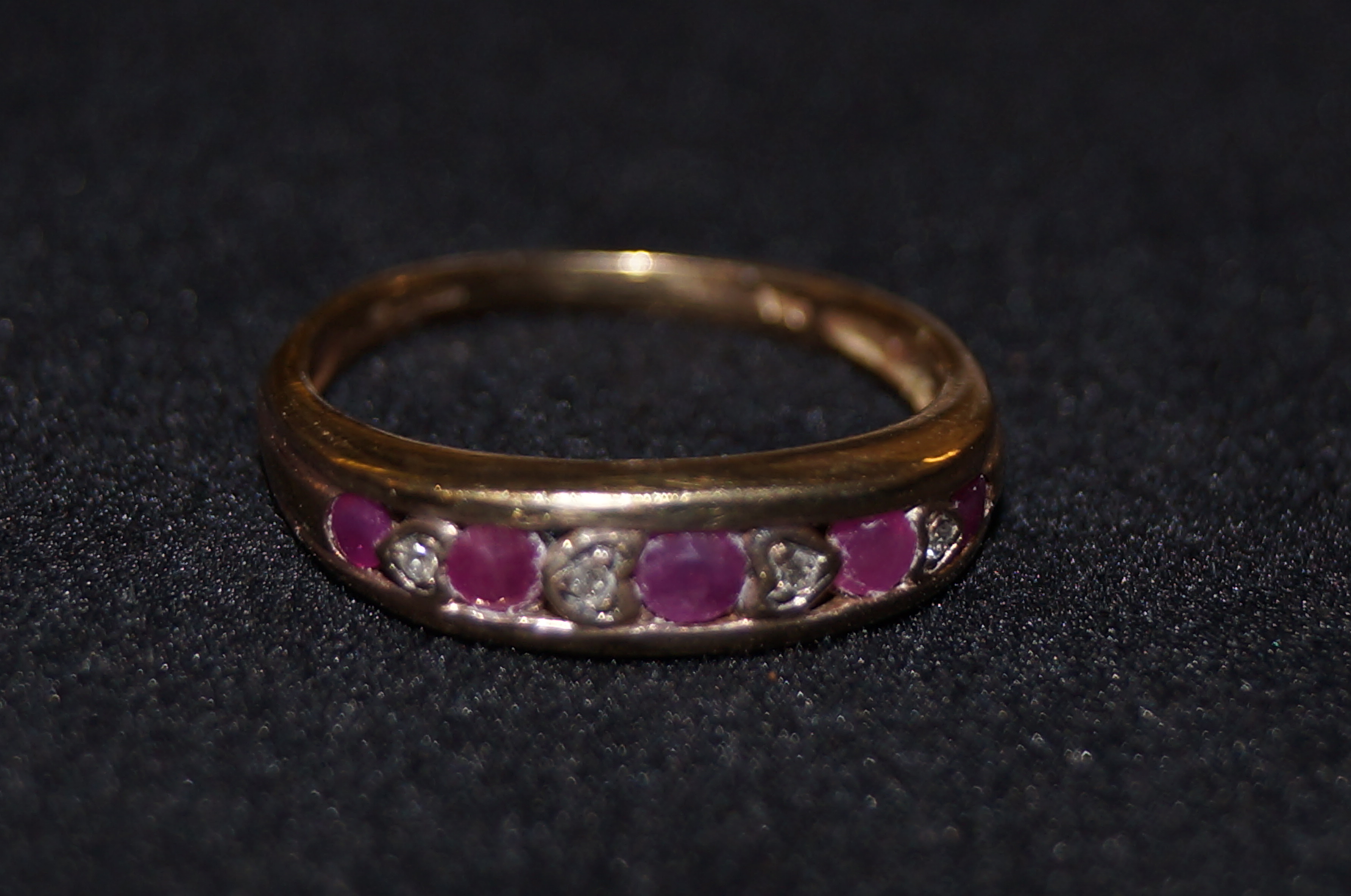 9ct gold ruby & diamond ring Size N