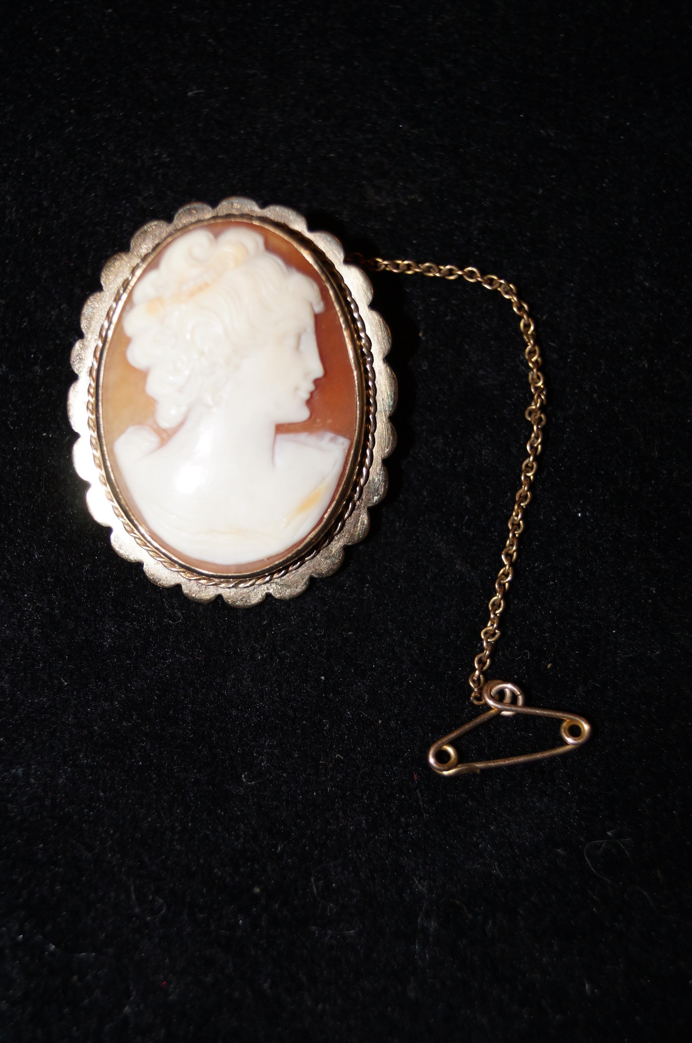 9ct Gold cameo brooch