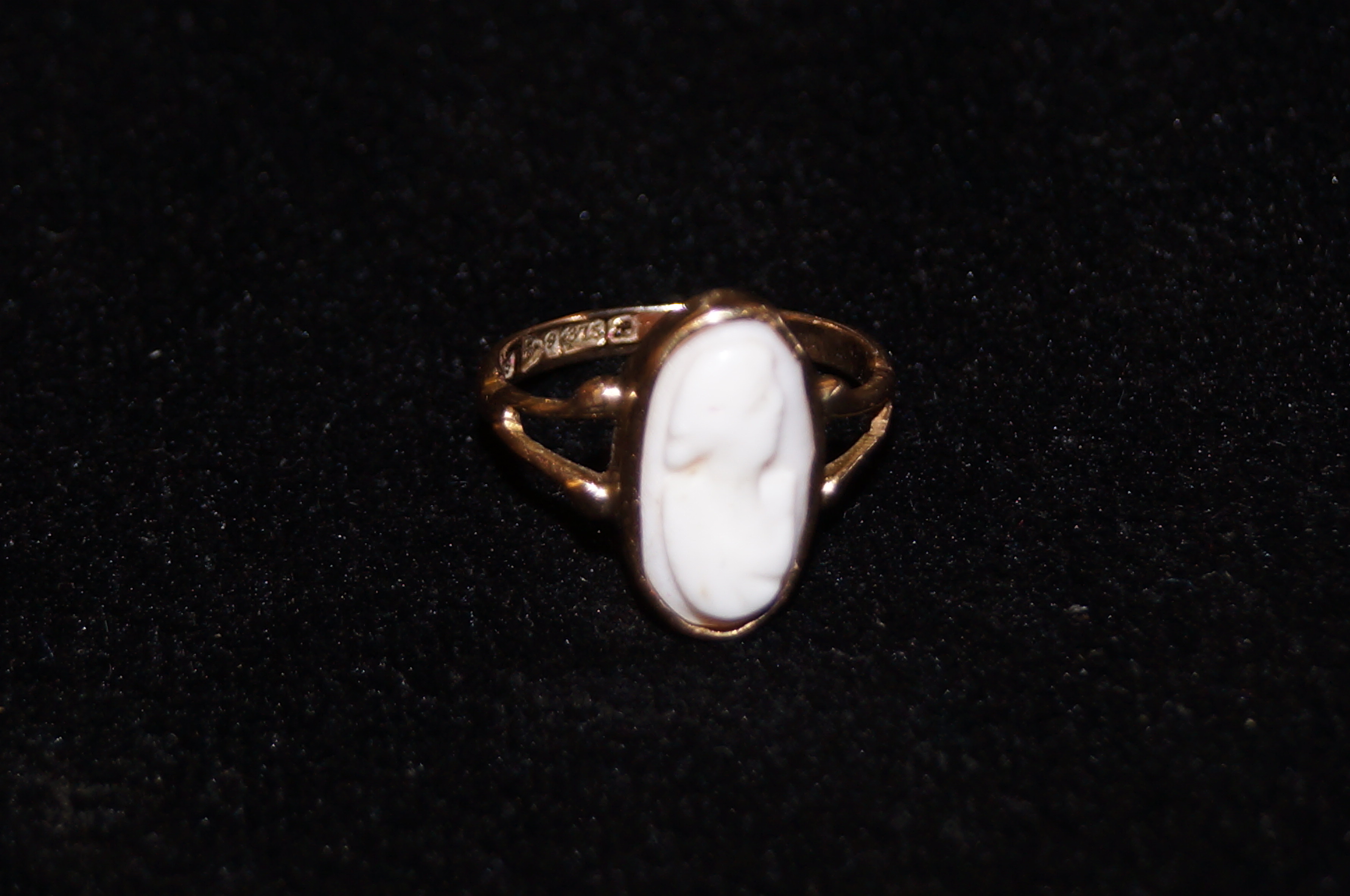 9ct Gold cameo ring with Chester hallmark Size K