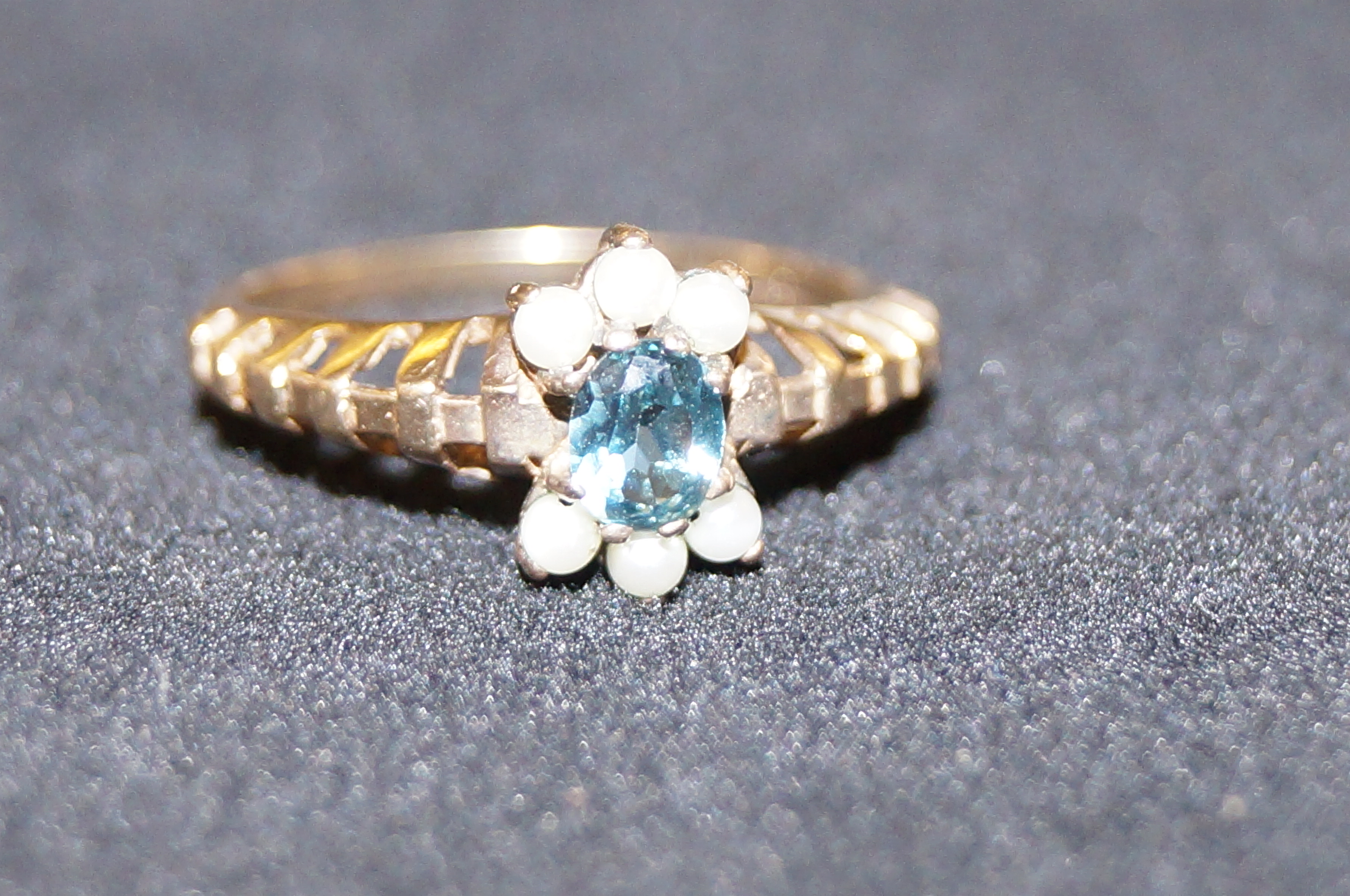 9ct Gold ring set with topaz & pearl Size O