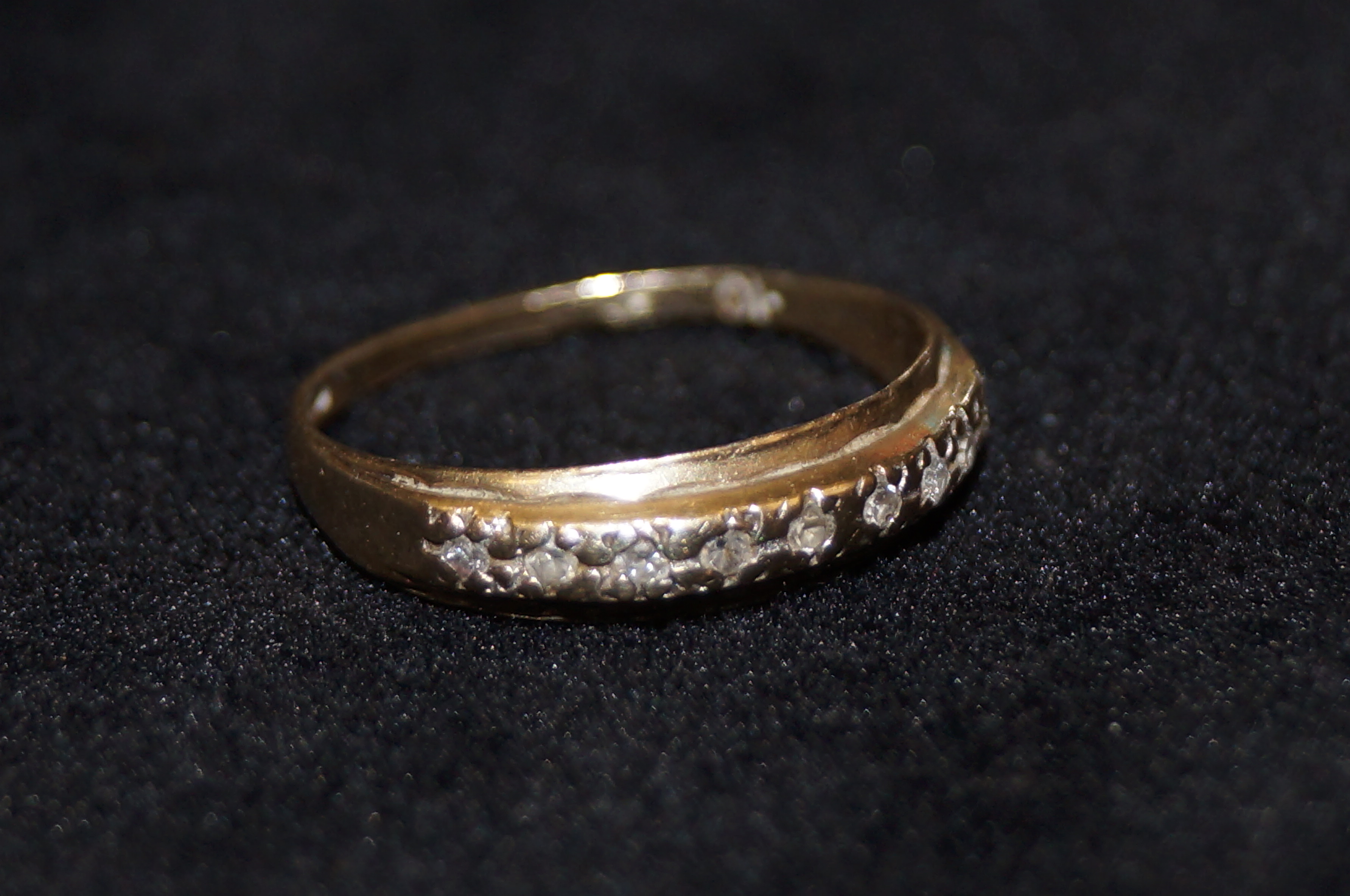 9ct Gold & diamond half eternity ring Size N