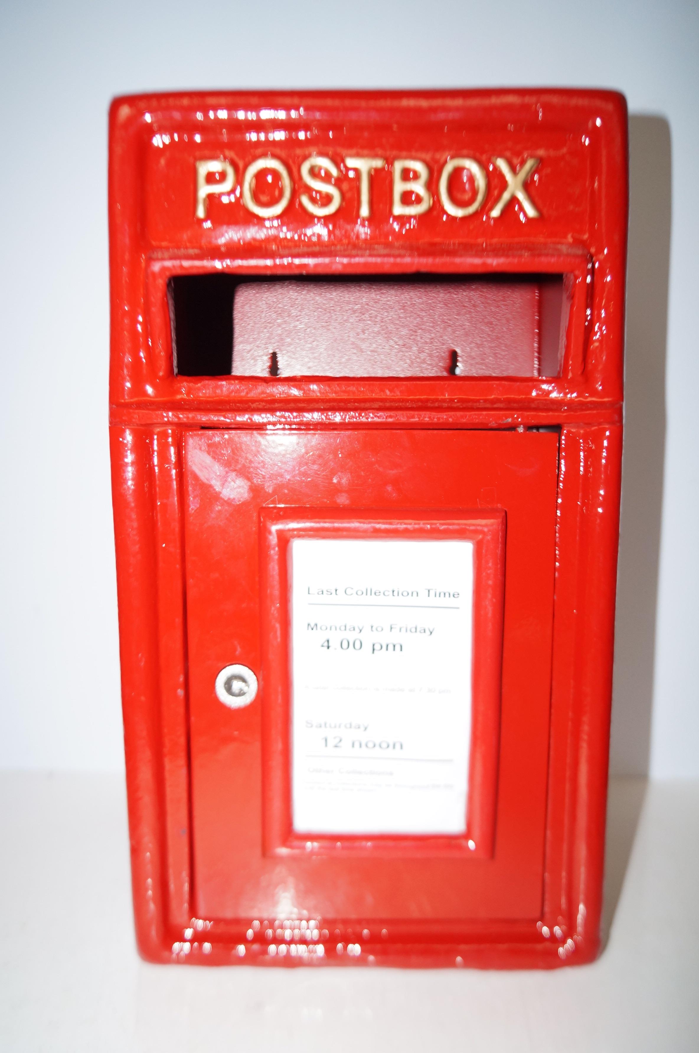 Red cast iron post box Height 45 cm - Image 2 of 2