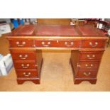 Good quality twin pedestal mahogany desk incorpora