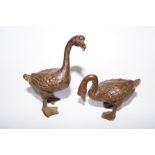 Two bronze geese, height of largest 6cm