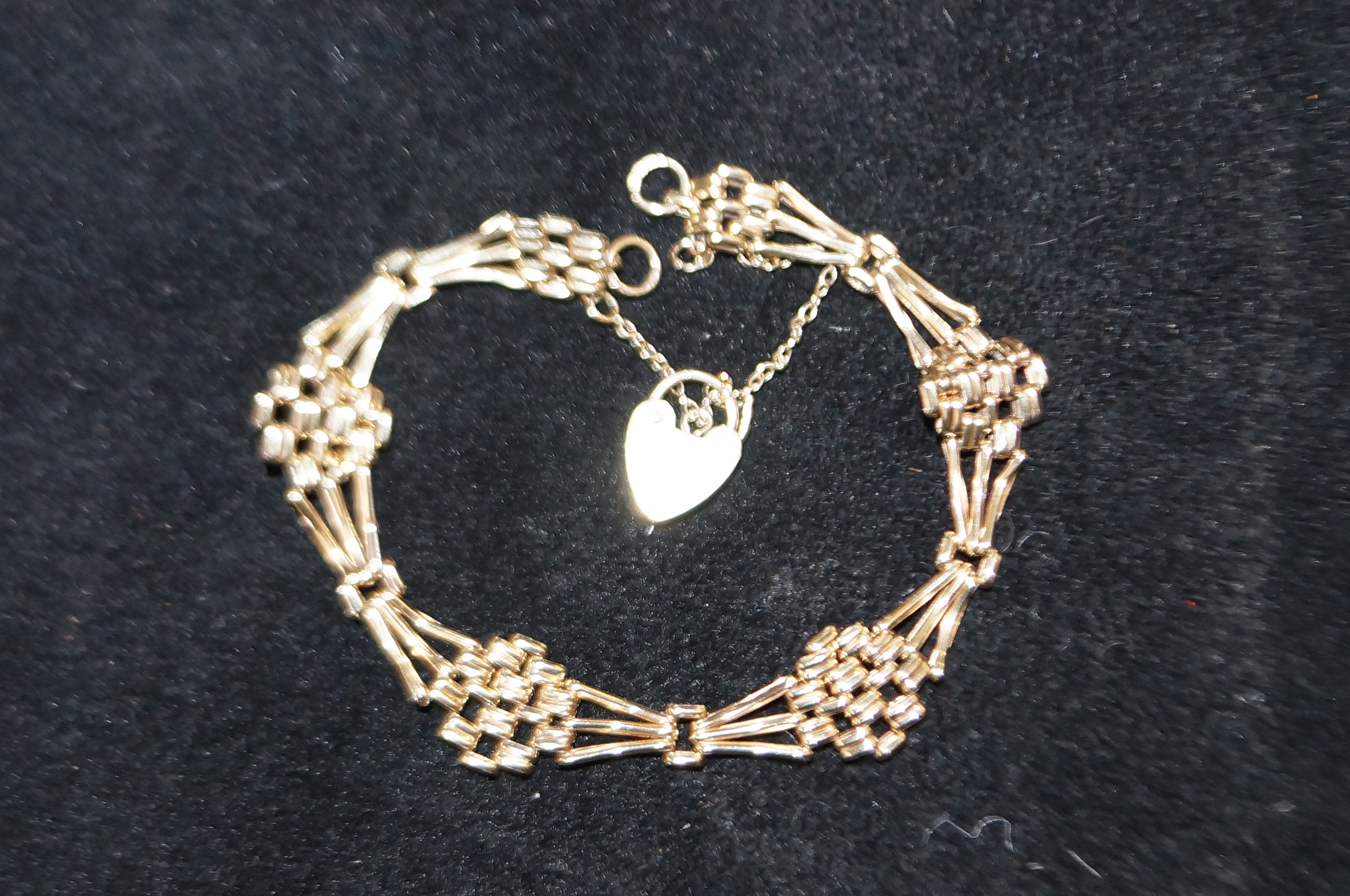 9ct Gold bracelet with heart clasp Weight 5g