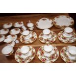 Royal Albert old country rose 36 piece service (Se