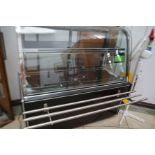 Heated display counter Height 150 cm Width 144 cm