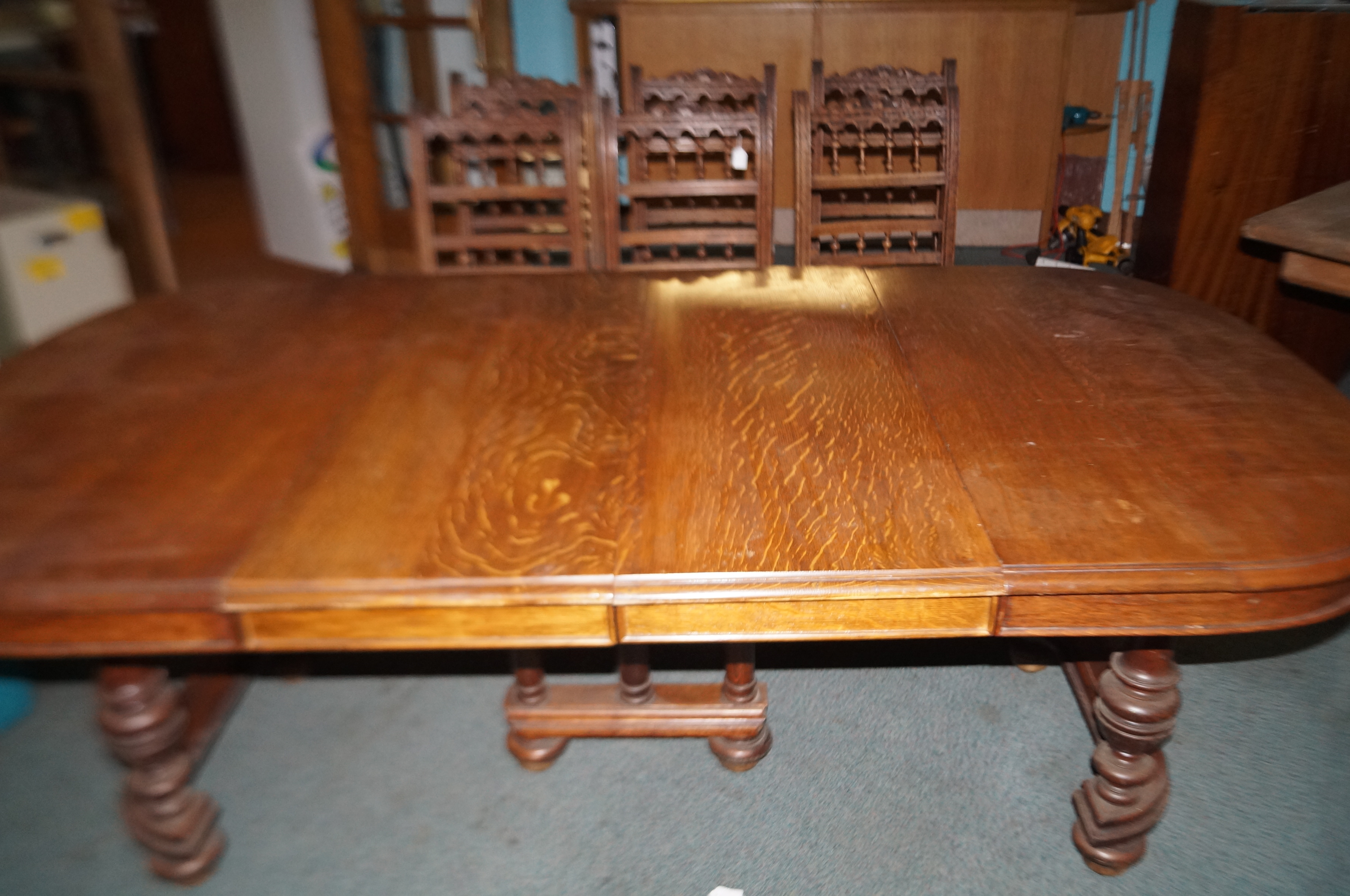 Early 20th century solid medium oak extending dini