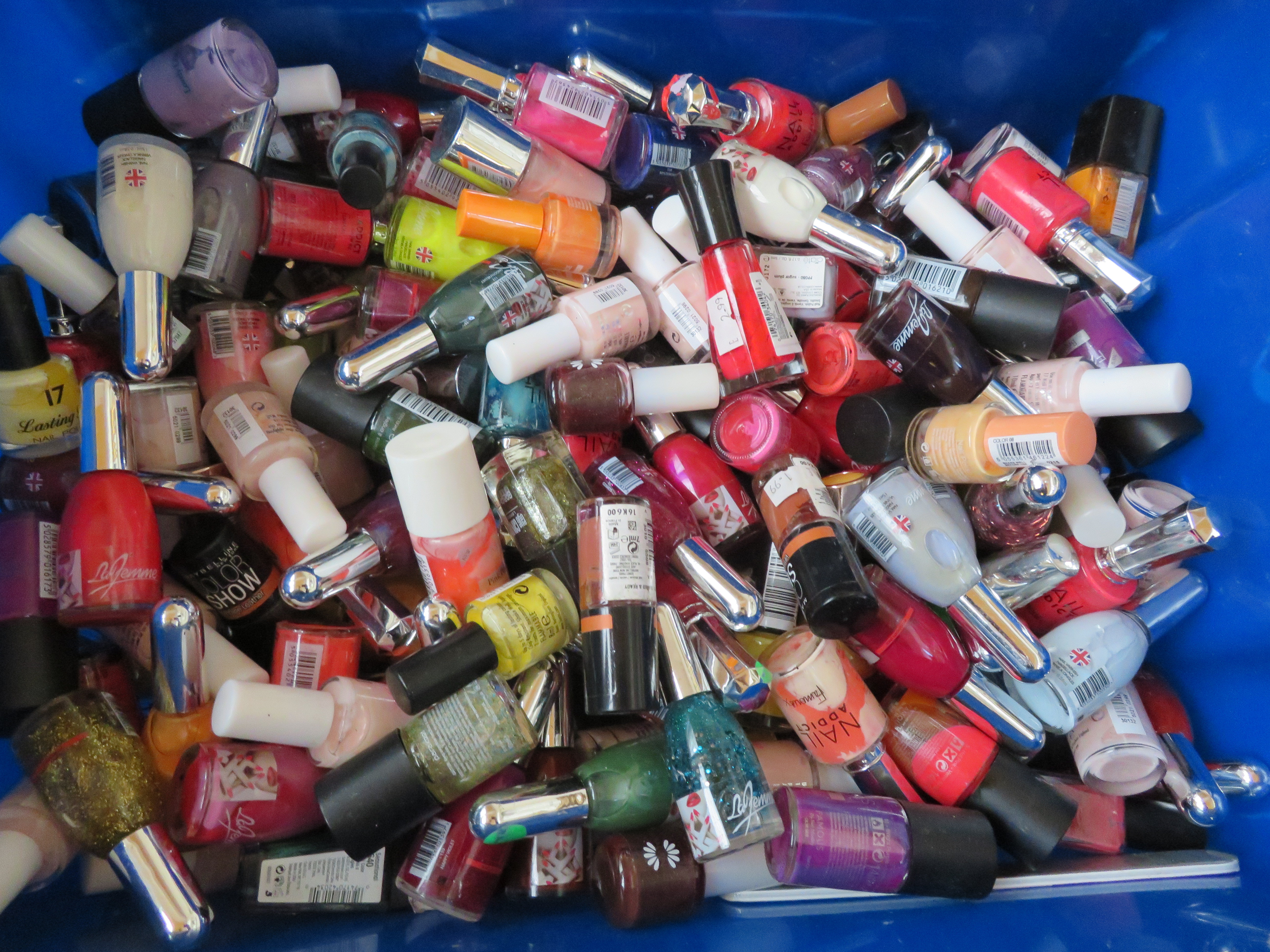 Large box of nail varnishes (many as new)