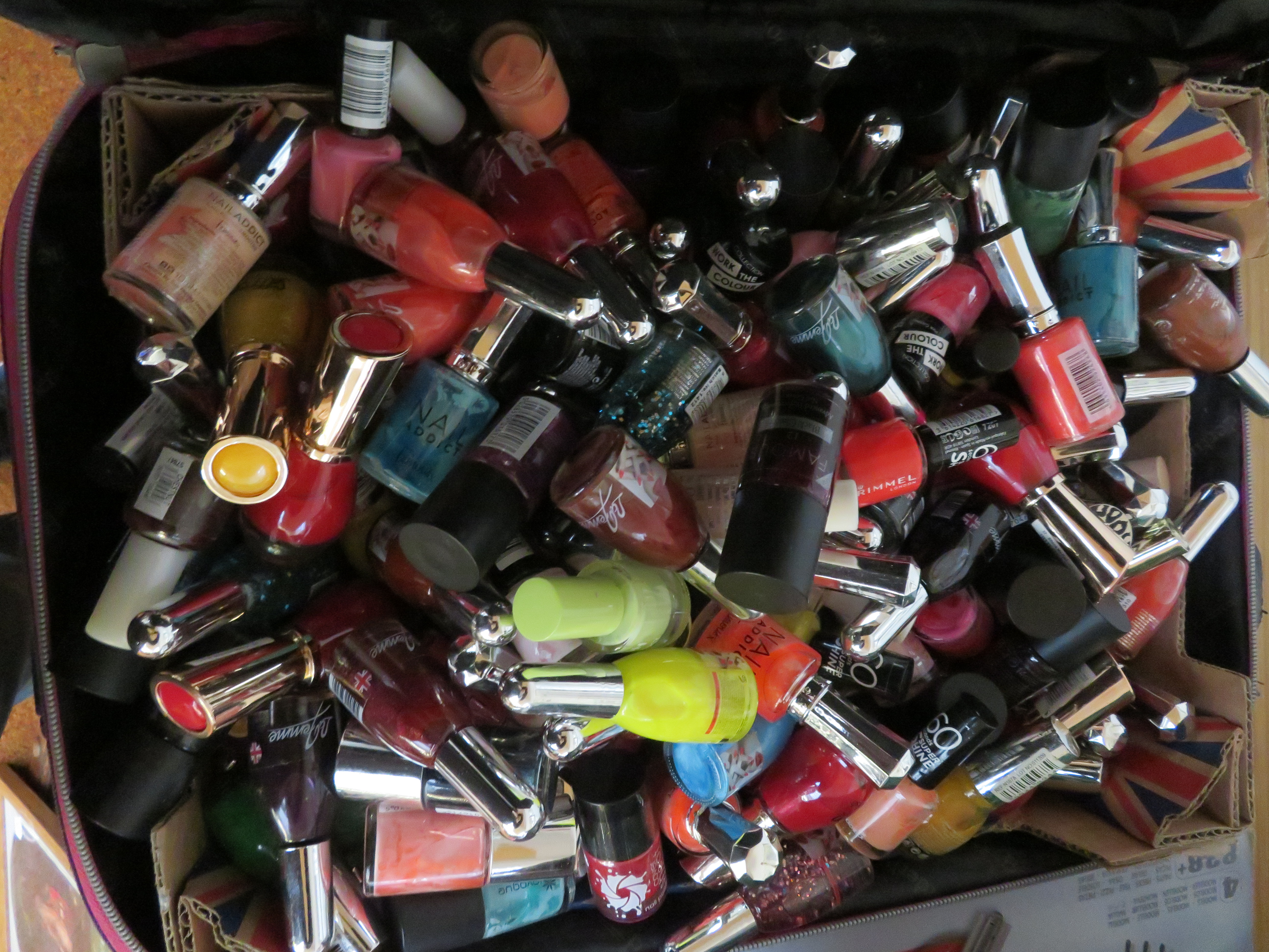 Large amount of nail varnishes (many as new)