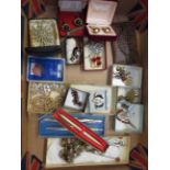 Box of vintage brooches, pin brooches & others