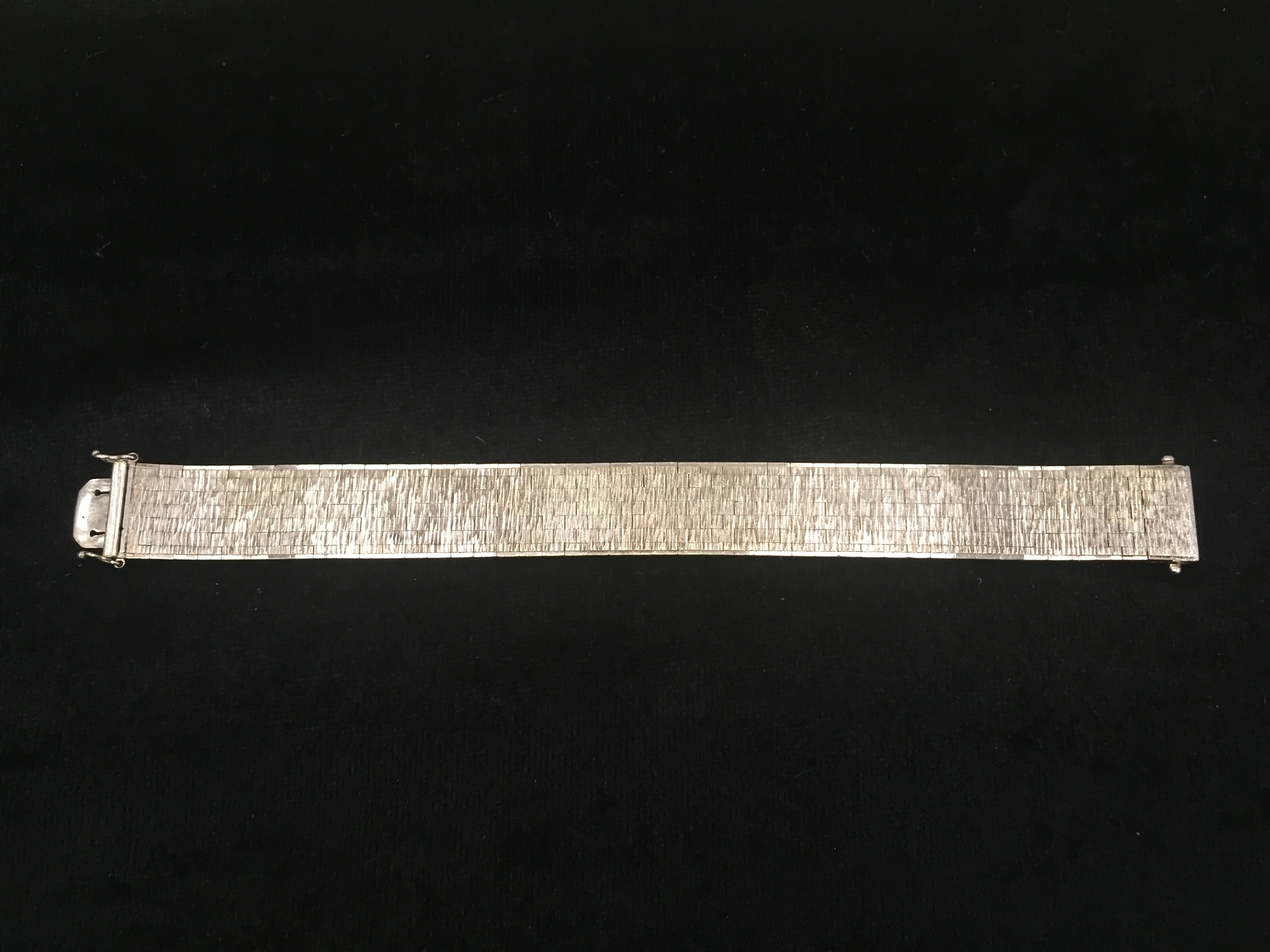 A 9ct white gold bracelet