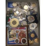A quantity of coins to inc commemoratives, loose,