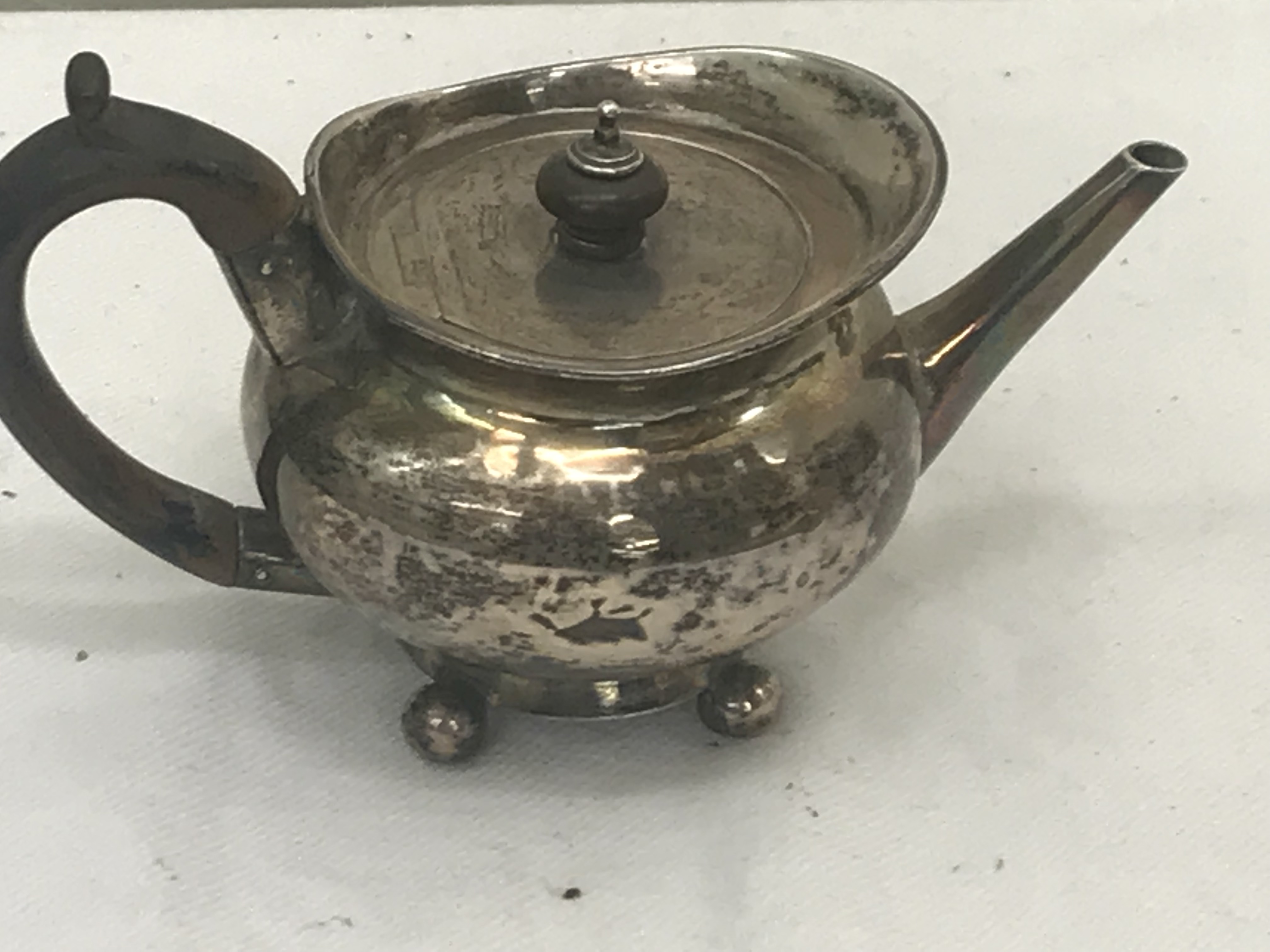 A William IV hallmarked silver teapot (1832)