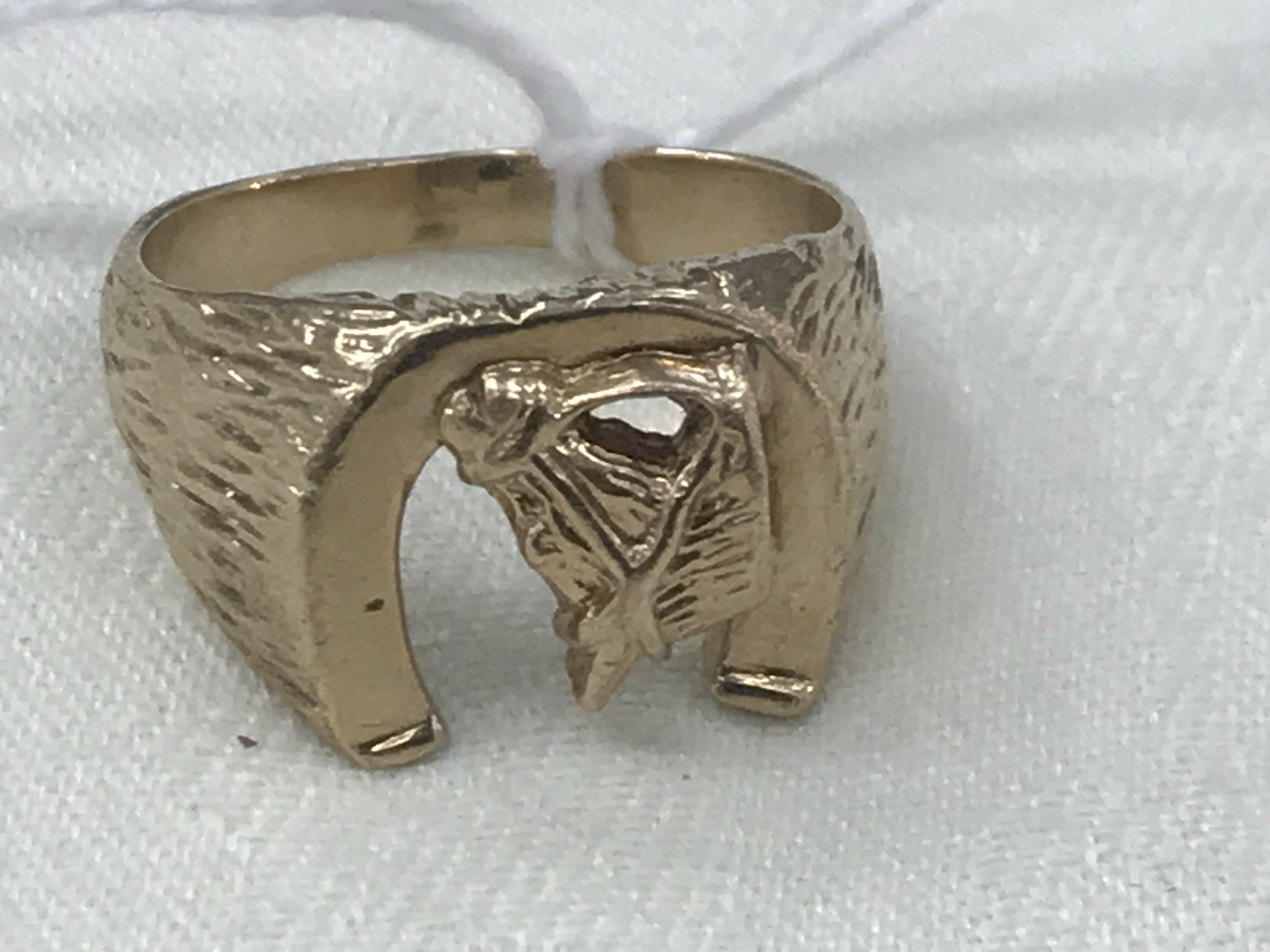 A 9ct horseshoe ring